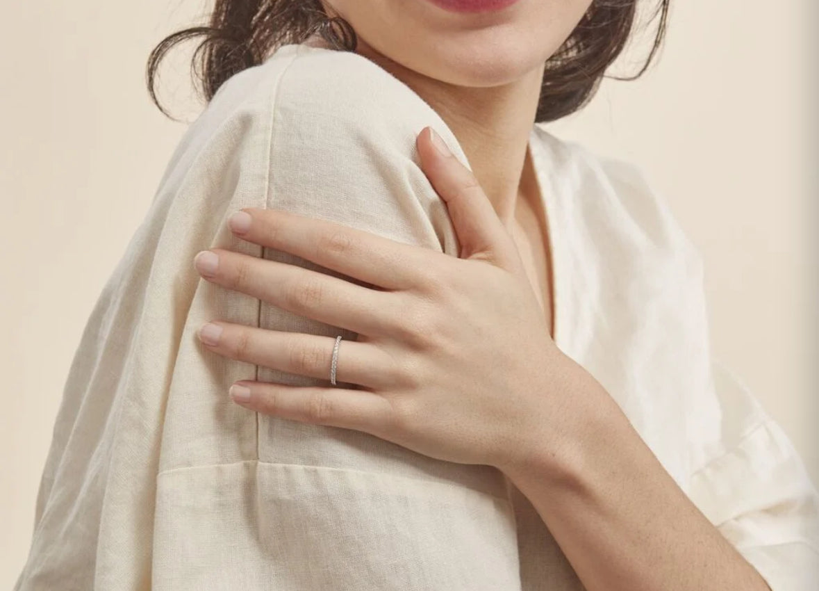 Alliance en argent et petit diamant