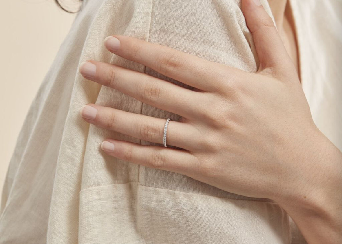 Alliance en argent et petit diamant